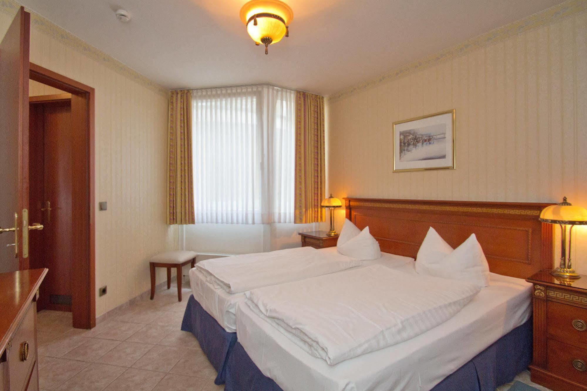 Seetelhotel Ostseeresidenz Ahlbeck ゼーバート・ヘリングスドルフ エクステリア 写真